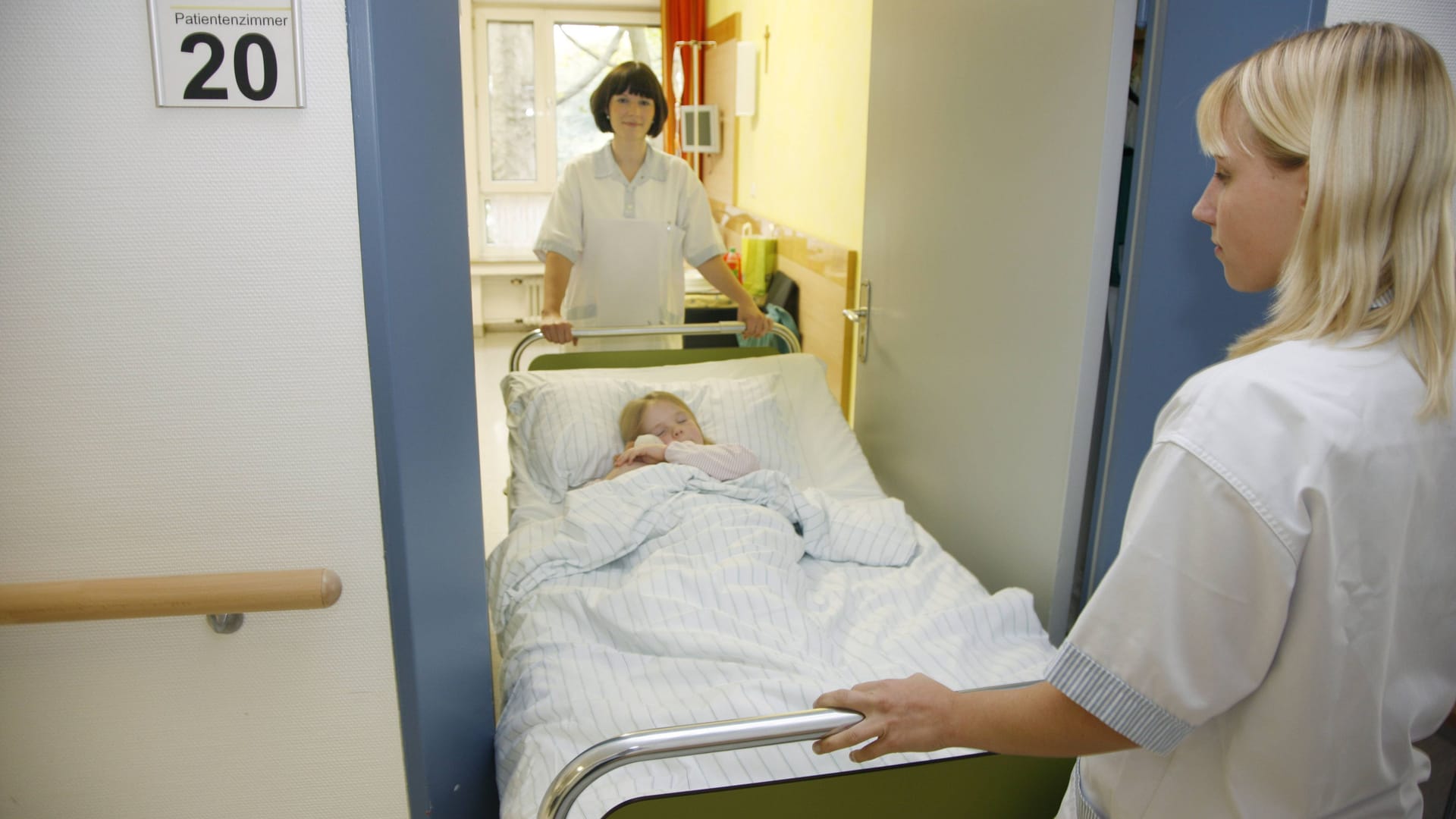 Mädchen wird im Krankenhausbett über den Flur gefahren (Symbolfoto): Auch ohne Intensivstation will das KRH helfen.