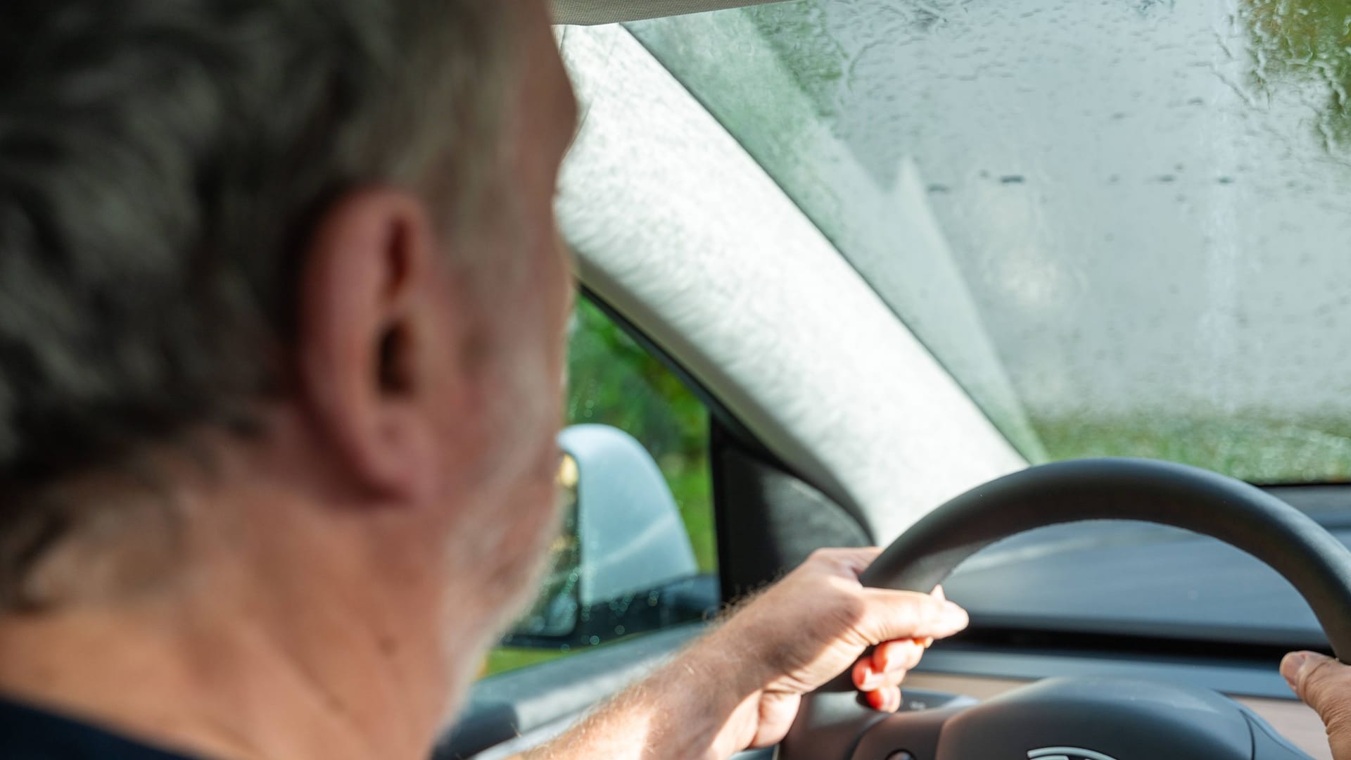 Mann im Auto (Archivbild): In Dresden ist ein Senior durch seine gefährliche Fahrweise aufgefallen.