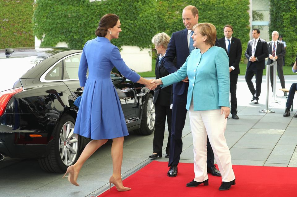 Sieht man erst auf den zweiten Blick: Kates Mantelkleid wirft nicht nur Falten, sondern ist auch knittrig von der Reise. 