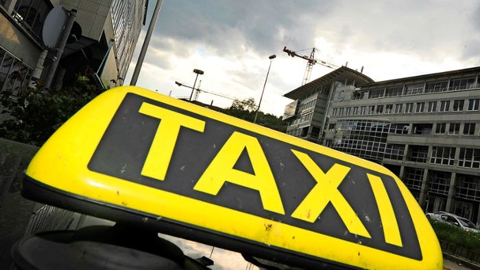 Mannheim: Passant weist Taxifahrer auf brennendes Auto hin