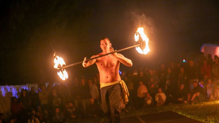 Flammende Sterne in Ostfildern: Warten auf das Feuerwerk – Akrobatik vor dem Countdown