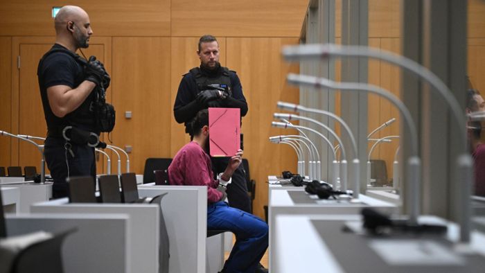 Prozess in Stuttgart: Nach Messerattacke in Mannheim: Verteidiger fordern lebenslänglich