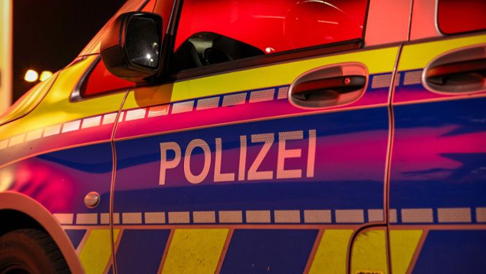Polizeieinsatz in Esslingen: Fünfköpfige Gruppe schlägt nachts an Busbahnhof auf zwei Männer ein