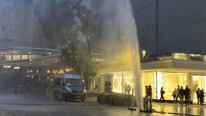 Fontäne in Stuttgart: Mann macht Bocksprünge über Hydranten  – Wasser schießt in den Himmel