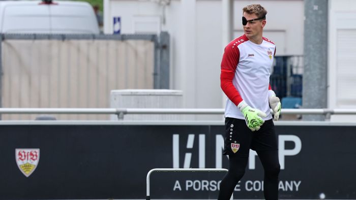 Training des VfB Stuttgart: Alexander Nübel trainiert mit Augenklappe