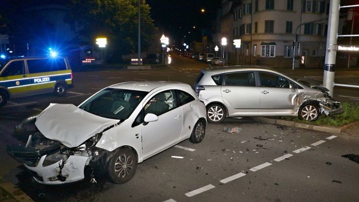 Unfall in Stuttgart-Feuerbach: Autos kollidieren in Kreuzung – zwei Personen leicht verletzt