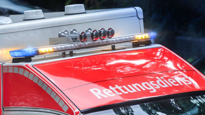 Landkreis Karlsruhe: Seniorin stößt im Auto mit Straßenbahn zusammen