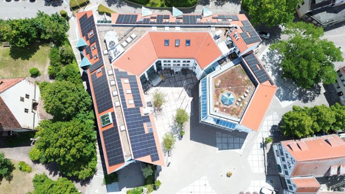 Stadt Ditzingen investiert: Solarstrom kommt jetzt vom Rathausdach