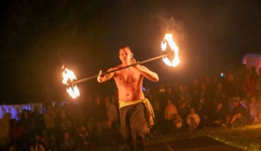 Flammende Sterne in Ostfildern: Warten auf das Feuerwerk – Akrobatik vor dem Countdown