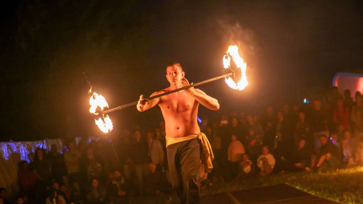 Flammende Sterne in Ostfildern: Warten auf das Feuerwerk – Akrobatik vor dem Countdown