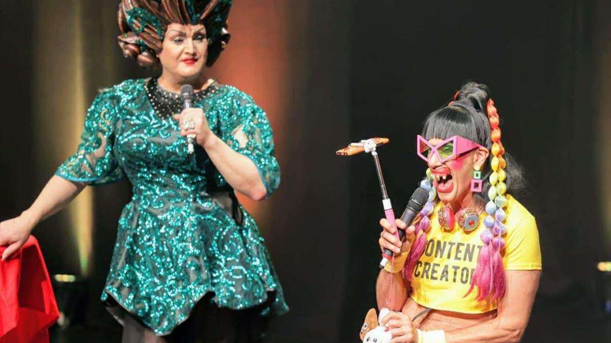 Theaterhaus in Stuttgart: Glitzer, Gags, große Gefühle: Wommy und Bärbel im Sommershow-Rausch - KRZ Plus