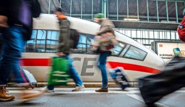 Am Hauptbahnhof Stuttgart: Unbekannter entblößt sich vor Reisenden und masturbiert – Zeugen gesucht