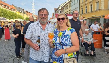 Gäste genießen das italienische Fest.