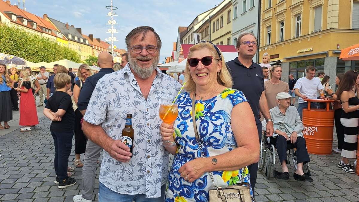 Gäste genießen das italienische Fest.