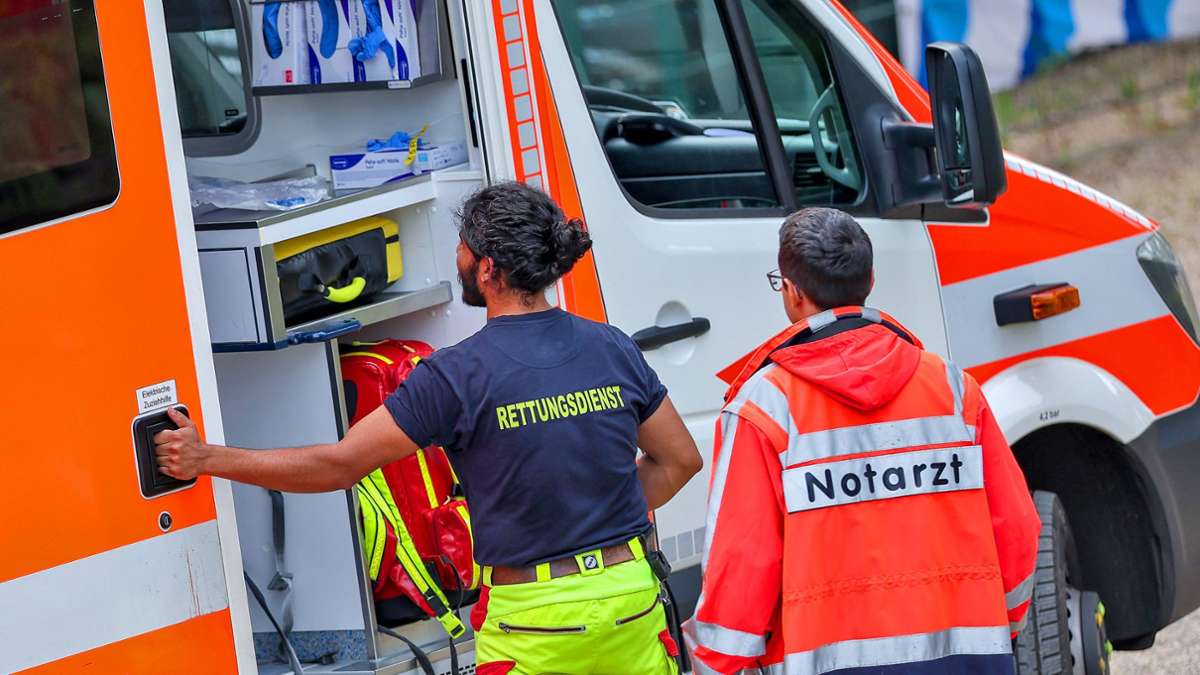 Unfall in Filderstadt: Müllwagen rollt ungesichert los – Zwei Personen verletzt - Kreis