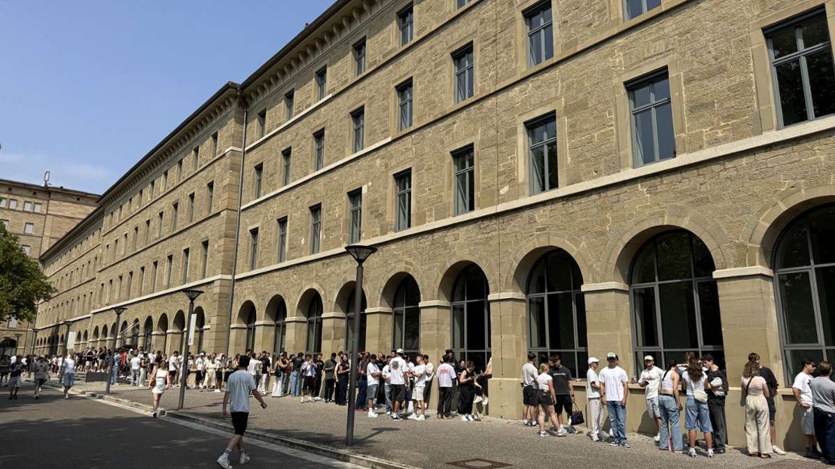 Influencer Inscope21: Hunderte stehen Schlange für Sonderverkauf in Stuttgart - Stuttgart