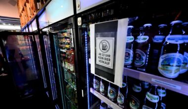 Bierflaschen dürfen in den Kiosken derzeit ab 22.00 Uhr nicht mehr ausgegeben werden (Archivfoto).