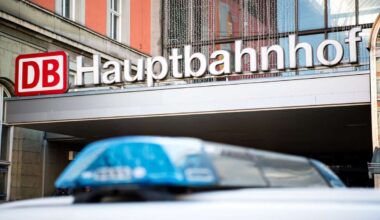 Bundespolizei ermittelt: Frau will Flasche an Feuermelder öffnen und löst Alarm aus - Bayern