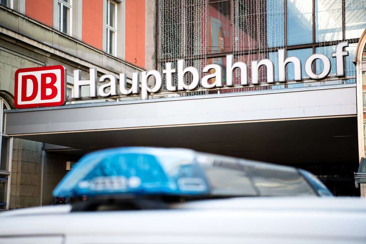 Bundespolizei ermittelt: Frau will Flasche an Feuermelder öffnen und löst Alarm aus - Bayern