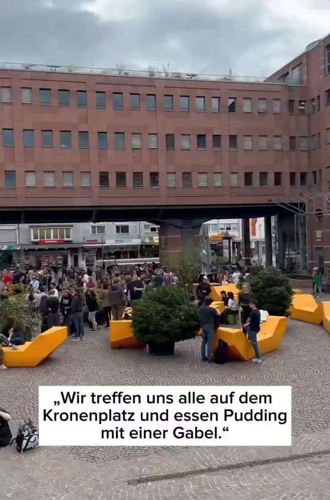 Junge Leute essen in Karlsruhe Pudding mit der Gabel