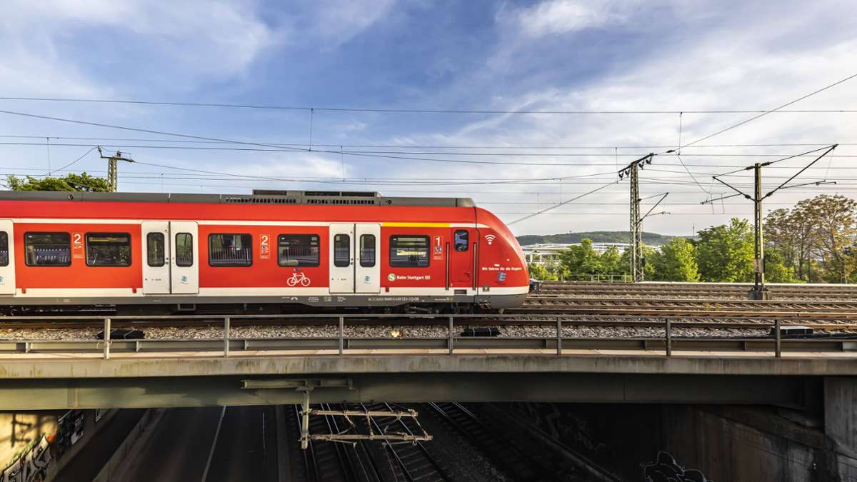 S-Bahn Stuttgart: Mann läuft über die Gleise – Zug muss Notbremsung einleiten