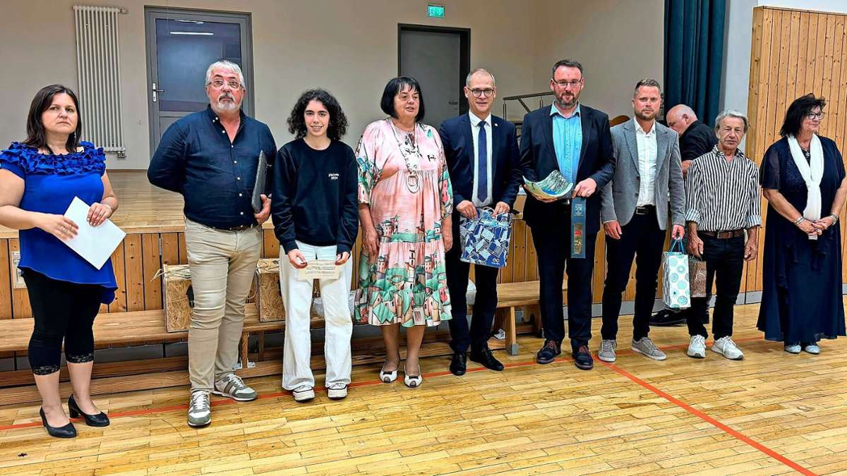 „Offizielles“ Foto mit Repräsentanten aus Frankreich, der Slowakei und Deutschland –  rechts die Partnerschaftsvereins-Chefin, Dritte von links ist Sophie. Und später wurde getanzt.