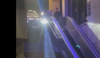 Unfall im Stuttgarter Nachtleben: „Es hat einen lauten Schlag getan“ – Auto hängt auf Treppe fest