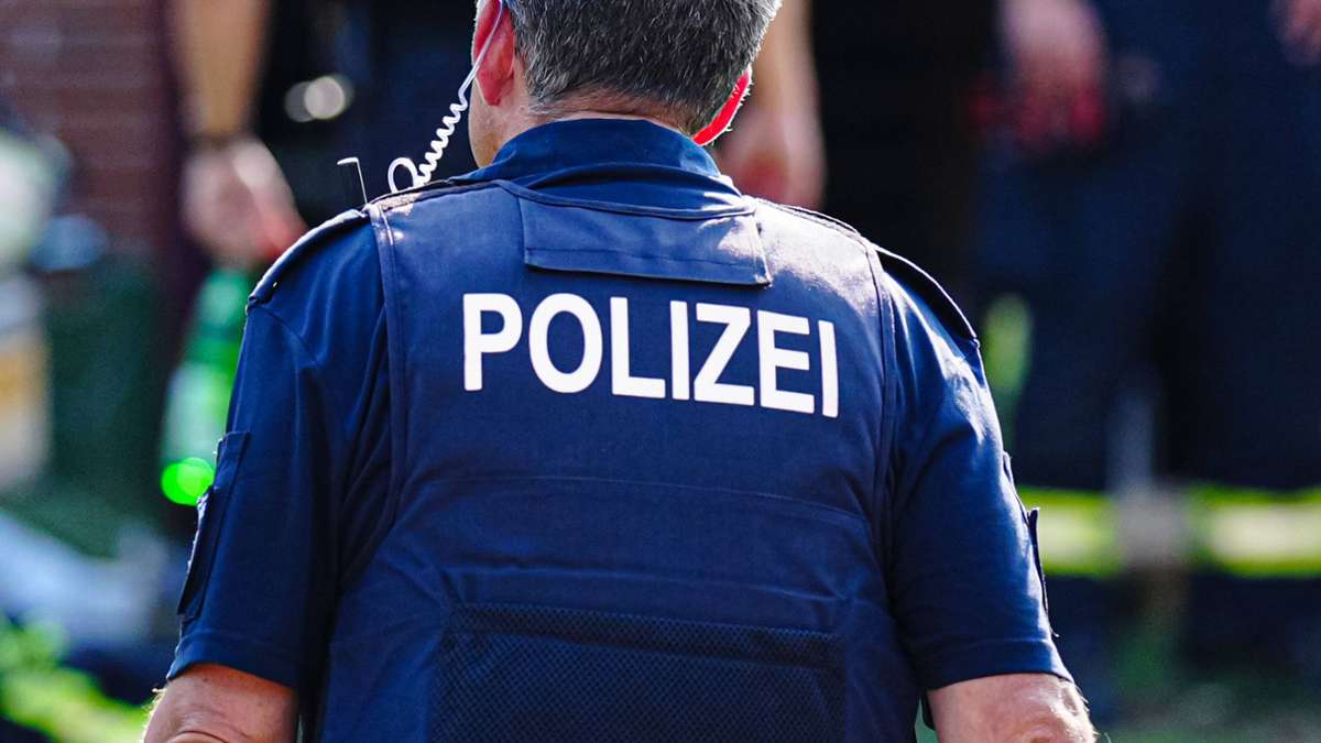 Esslingen: 57-Jähriger wehrt sich gegen Polizeibeamte und pöbelt - Kreis