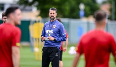 Augsburgs Trainer Sandro Wagner schickte seine Mannschaft gegen Crystal Palace gleich zweimal hintereinander auf den Platz.
