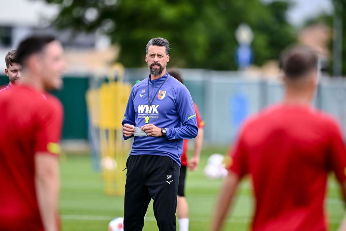 Augsburgs Trainer Sandro Wagner schickte seine Mannschaft gegen Crystal Palace gleich zweimal hintereinander auf den Platz.