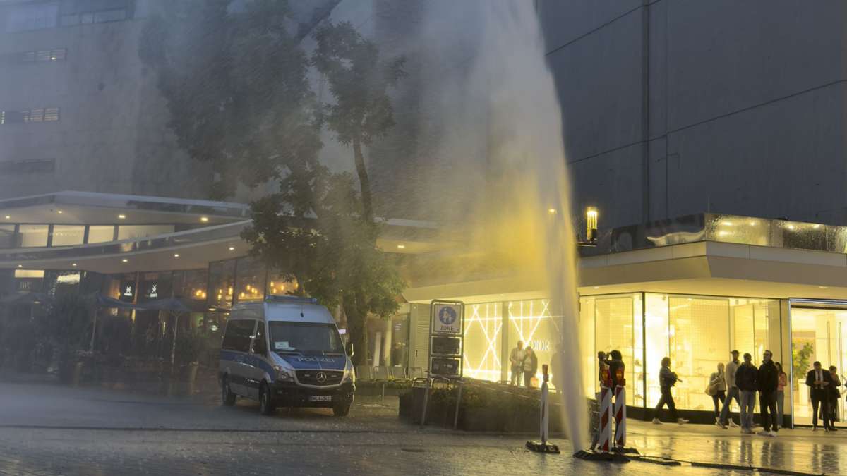Fontäne in Stuttgart: Mann macht Bocksprünge über Hydranten – Wasser schießt in den Himmel