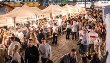 Stuttgarter Weindorf: 20, 50 oder 100 Euro: Wie viel geben junge Menschen auf dem Weindorf aus?