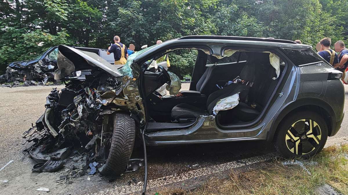 Schwerer Unfall in Stuttgart: Mehrere Verletzte nach Zusammenstoß – Hubschrauber im Einsatz
