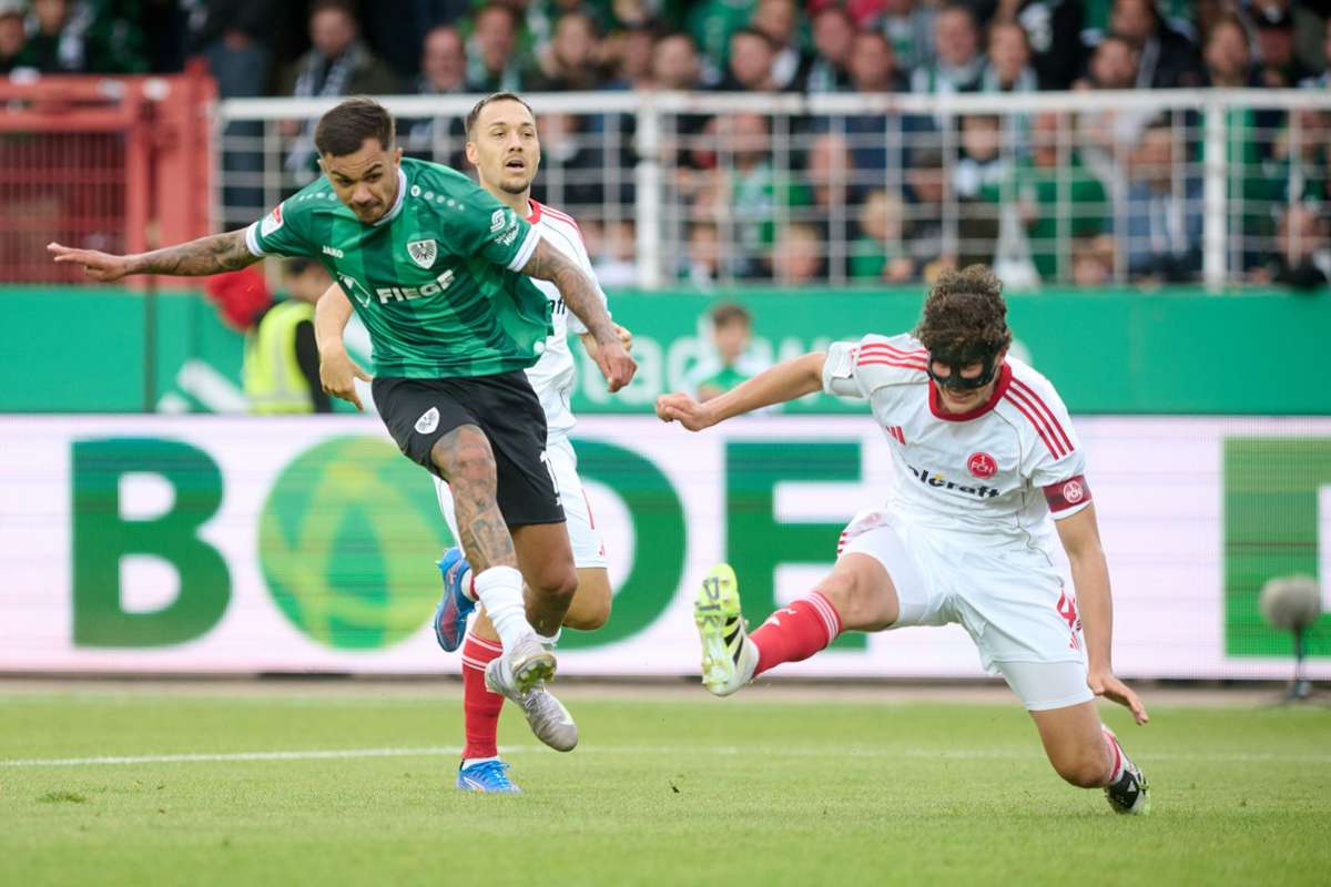 Oliver Batista Meier erzielt Münsters 1:0 - Nürnbergs Kapitän und Abwehrchef Fabio Gruber ist machtlos.
