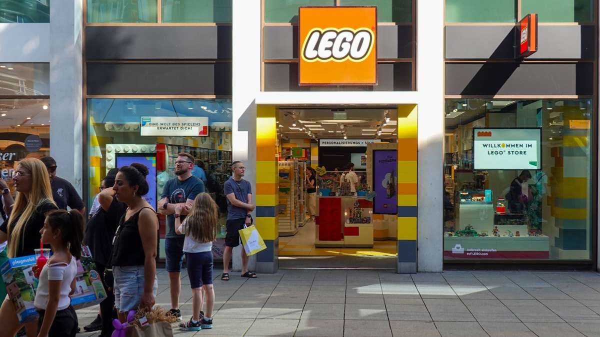 Lego-Store in Stuttgart: Fans feiern Lego-Aktion: One Piece lockt in die Königstraße