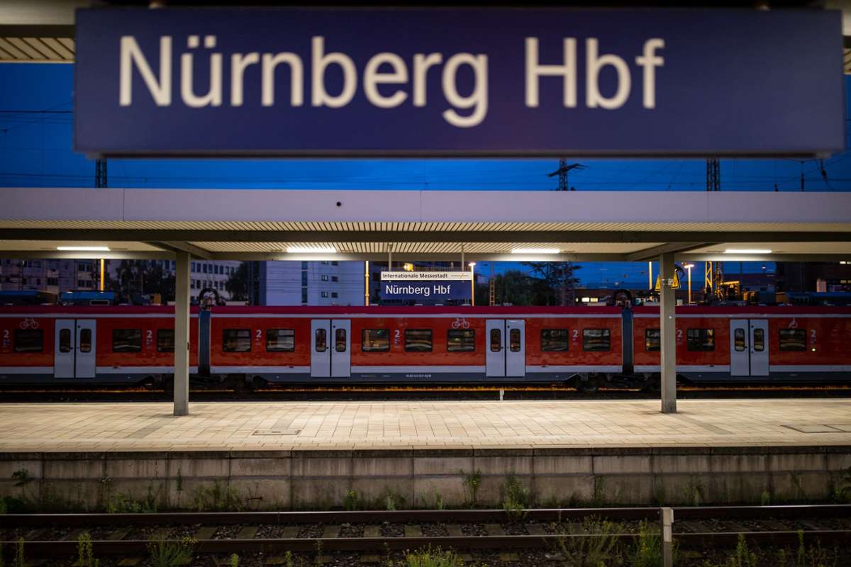 Brand im Bahnhof: Brennender Triebwagen - Hauptbahnhof Nürnberg gesperrt - Bayern