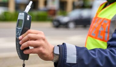 Chaosfahrt auf A8 bei Stuttgart: Betrunkener fährt Schlangenlinien auf Autobahn – Zeugen gesucht