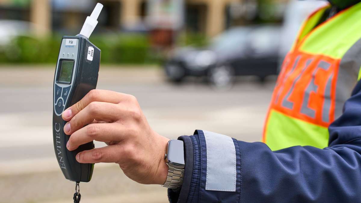 Chaosfahrt auf A8 bei Stuttgart: Betrunkener fährt Schlangenlinien auf Autobahn – Zeugen gesucht