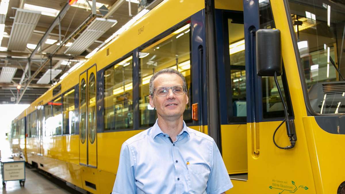 Nahverkehr im Kreis Esslingen: Tonnenschwere Stadtbahnen auf der Schiebebühne – Blick in die Werkstatt