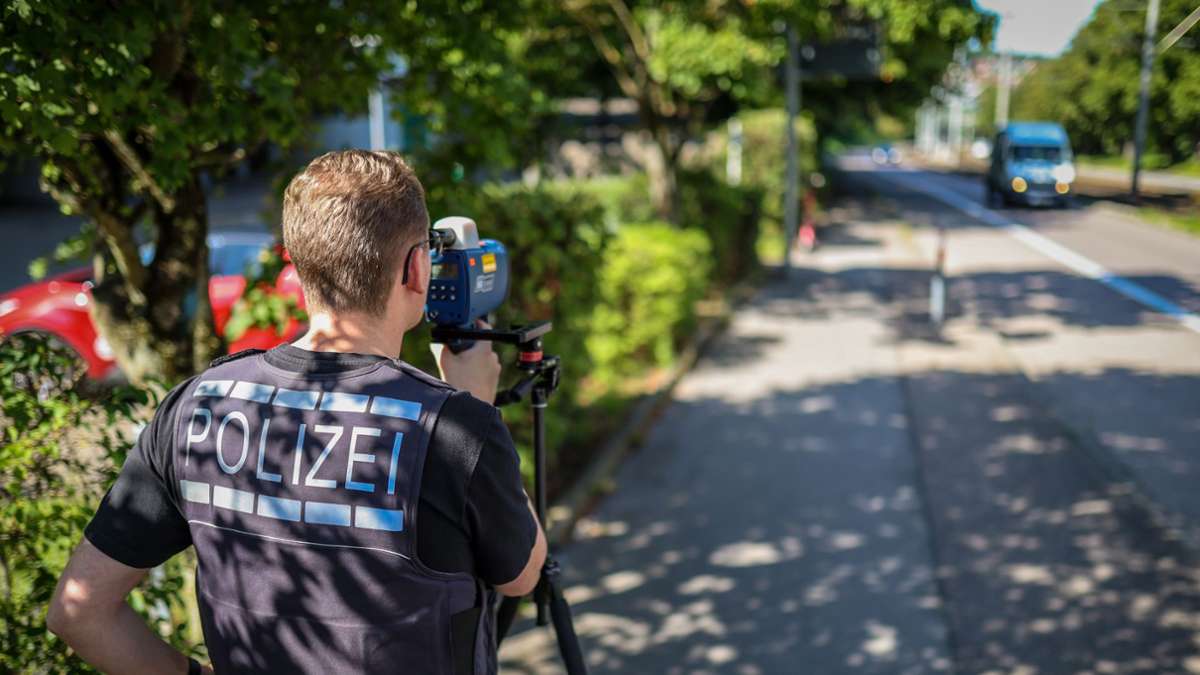 Blitzermarathon in Stuttgart: Keine Ausrede hilft – So ziehen Polizisten Raser aus dem Verkehr