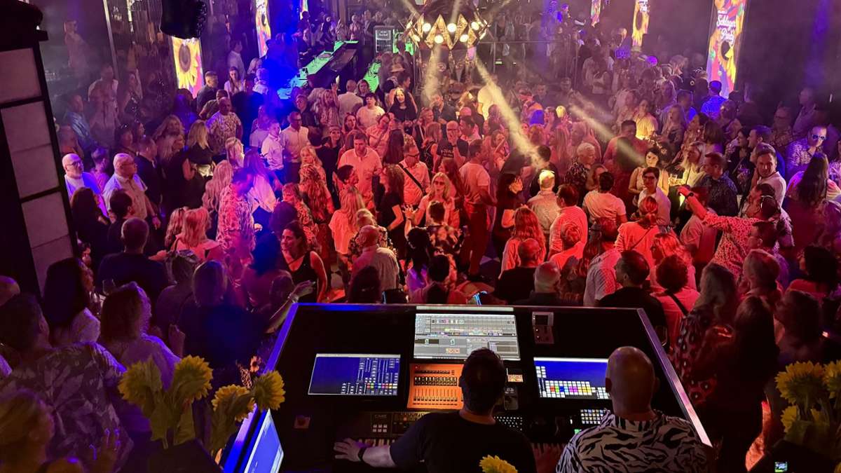 Premiere im Stuttgarter Nachtleben: Wenn’s wackelt, dann heftig: Perkins Park im Schlagerrausch - Stuttgart