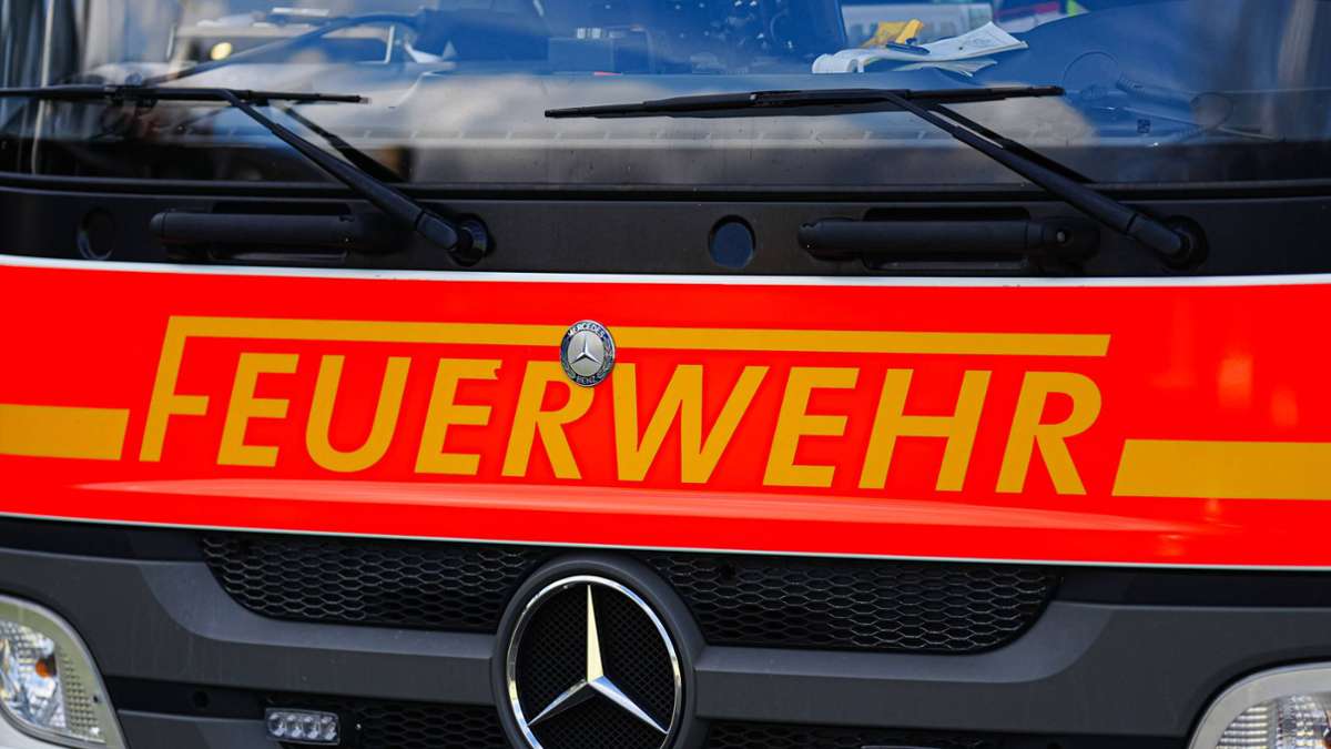 Feuer in Stuttgart-Ost: Gartenhütte in Brand – Rauchsäule kilometerweit zu sehen