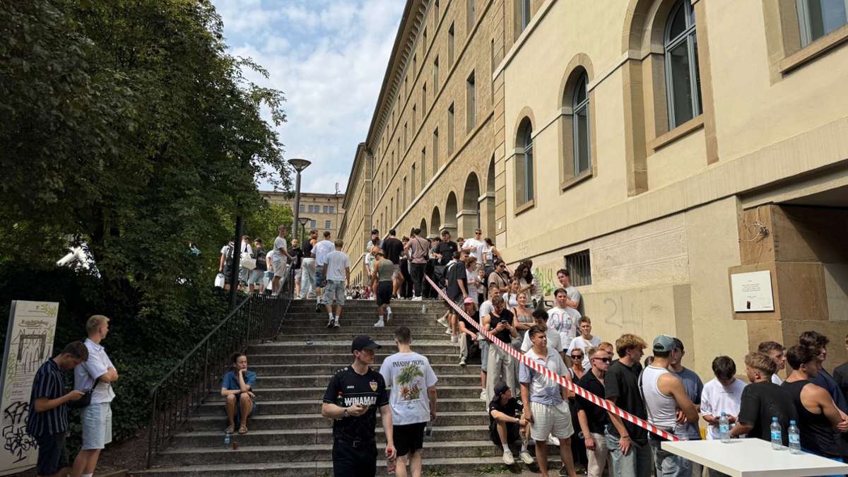 Influencer Inscope21 in Stuttgart: Massenandrang bei Sonderverkauf von Ola Kala