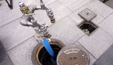 Wasser-Fontäne in Stuttgart: Mann mach Bocksprünge über Hydranten – Wasser schießt in den Himmel