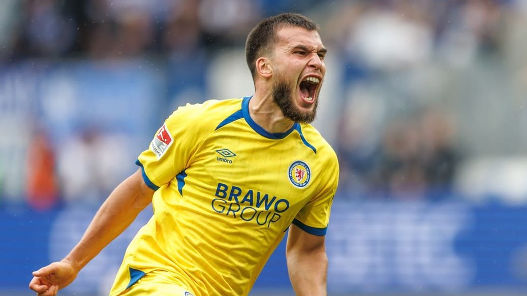 Mehmet Aydin dreht zum Jubeln ab: Er will mit Eintracht Braunschweig gegen Stuttgart die Überraschung schaffen.