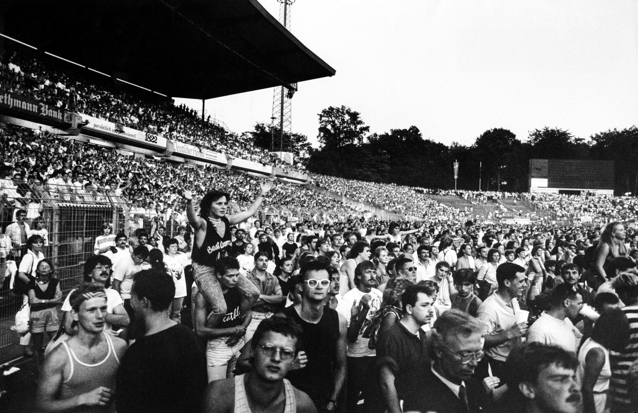 Menschen beim Konzert von Madonna im Waldstadion in Frankfurt am Main im Sommer 1987.