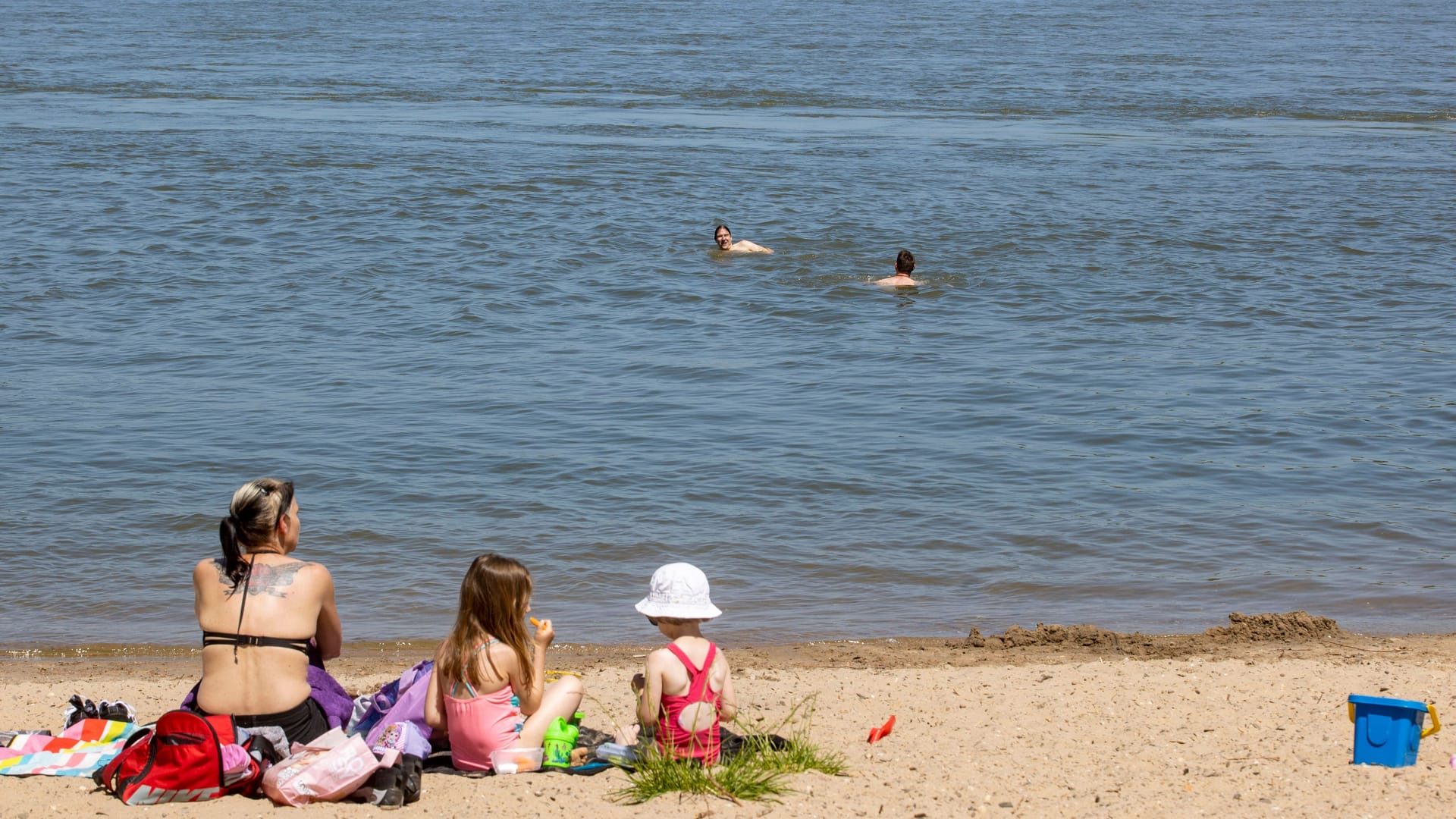 Menschen schwimmen im Rhein (Symbolfoto): Das ist in Düsseldorf seit einigen Tagen verboten.