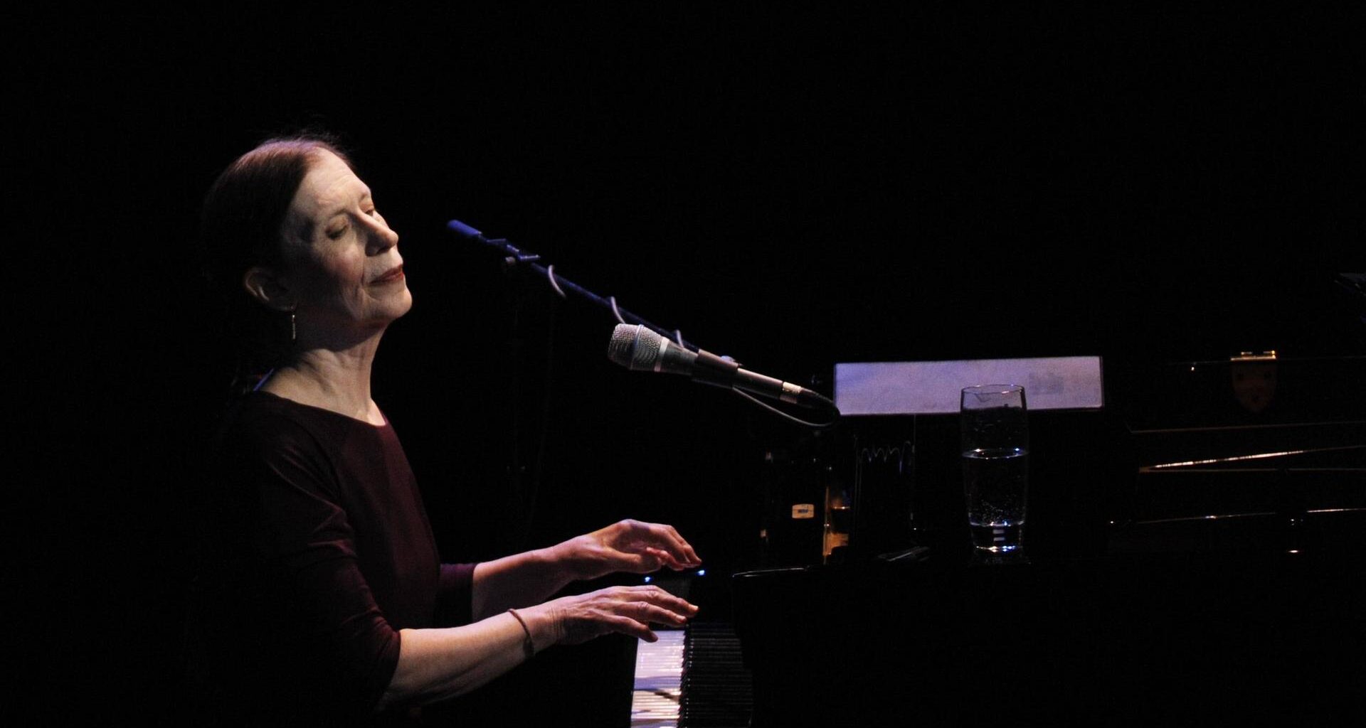 Die Künstlerin Meredith Monk bei ihrem Auftritt in der Prager Archa im Jahr 2010.
