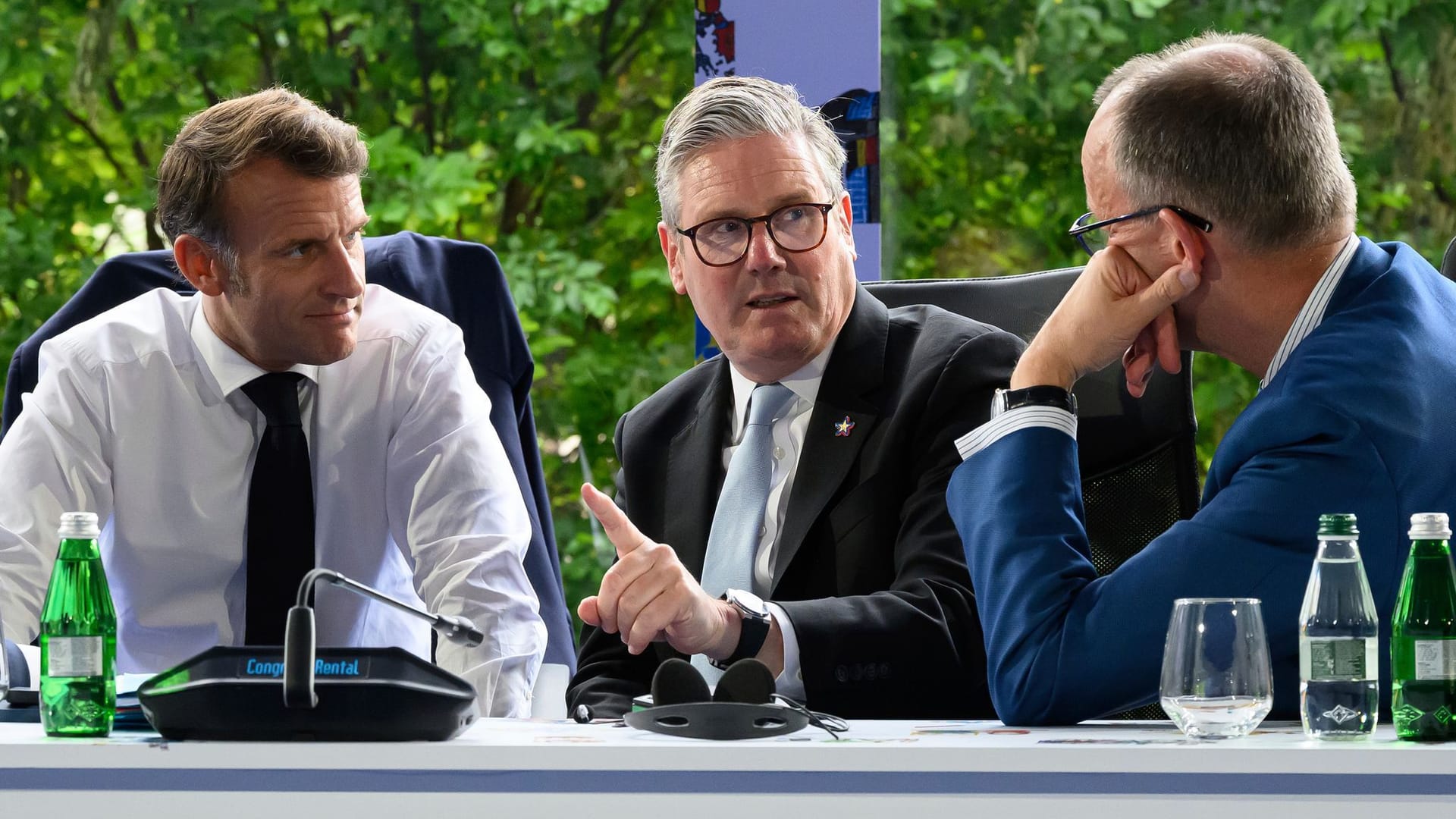 Friedrich Merz, Emmanuel Marcon und Keir Starmer bei Beratungen (Archivbild): Europa mischt sich jetzt offenbar in die Putin-Trump-Gespräche ein.