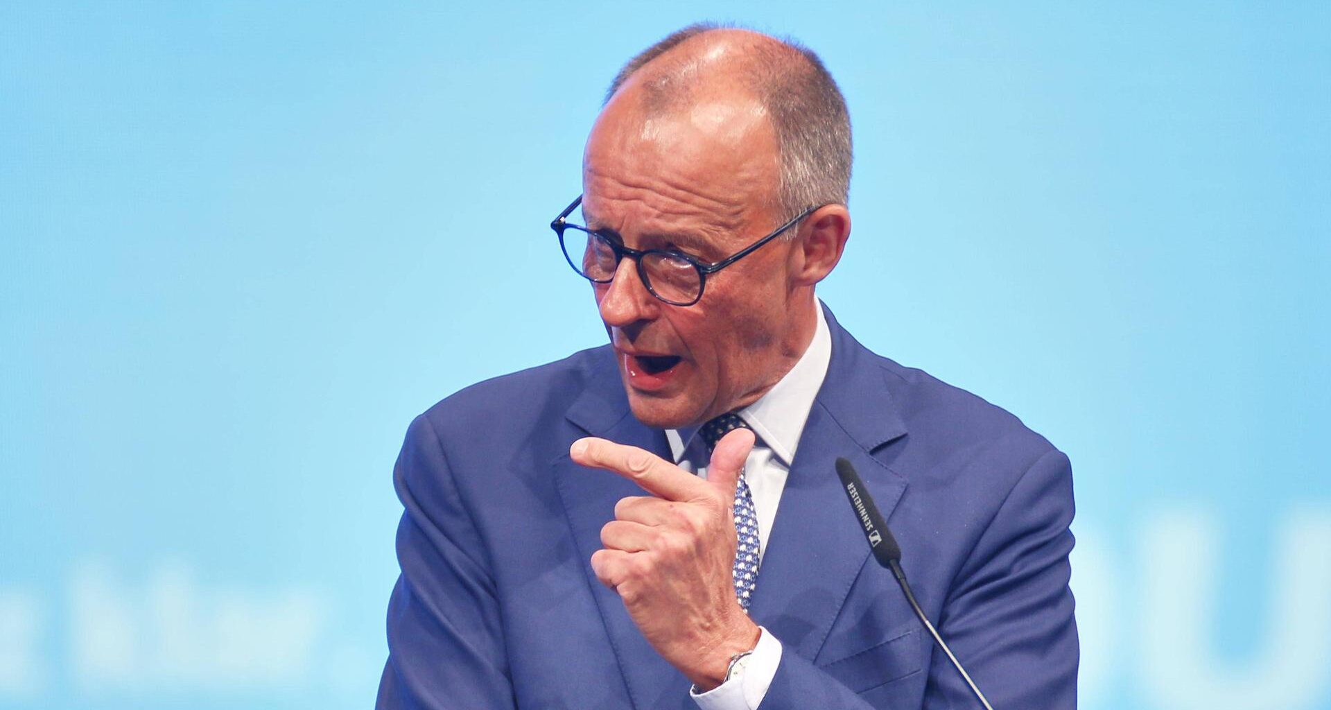 Friedrich Merz steht an einem Redepult und spricht zu den Delegierten.